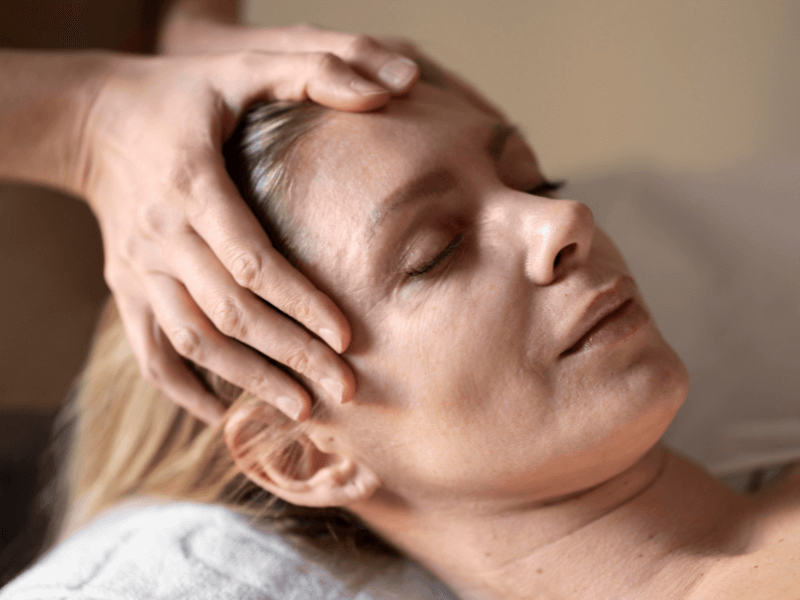 mujer rubia con tratamiento de paralisis facial en Fernando Arco Centro de Fisioterapia almeria