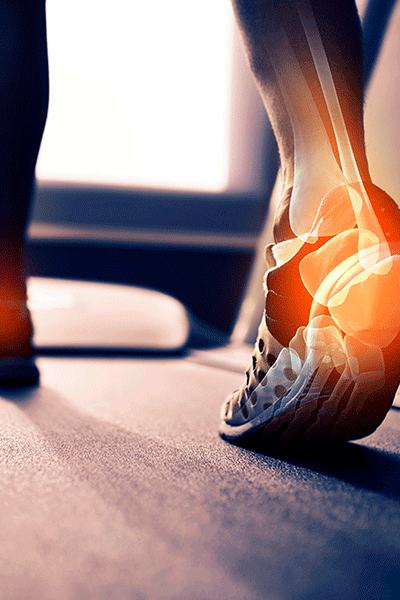 Pies-andando-con-imagenes-del--tobillo-en-3D--para-fortalecer-los-ligamentos-y-tendones-del-tobillo--en-clinica-fisioterapia-almeria-Fernando-Arco-Centro-de-Fisioterapia