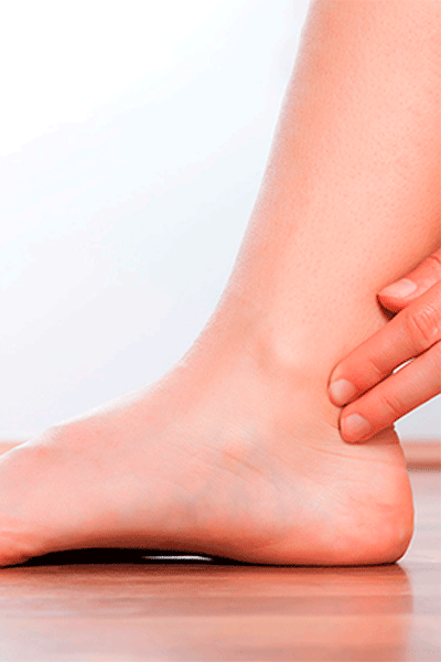 pie-con-dolor-de-tobillo-para-fortalecer-los-ligamentos-y-tendones-del-tobillo--en-clinica-fisioterapia-almeria-Fernando-Arco-Centro-de-Fisioterapia