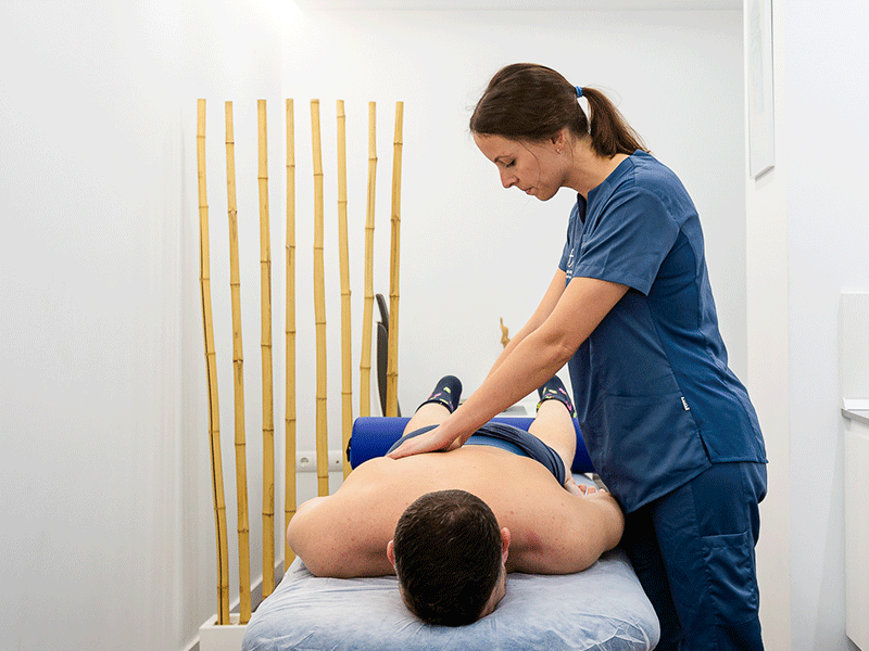 fisioterapeuta fernando arco centro de fisioterapia realizando un masaje a un paciente para tratamiento de escoliosis
