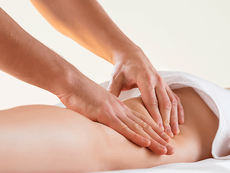 Masaje de manos para Tratamiento de Rotura de fibras en muslo posterior en consulta de fisioterapia en almeria