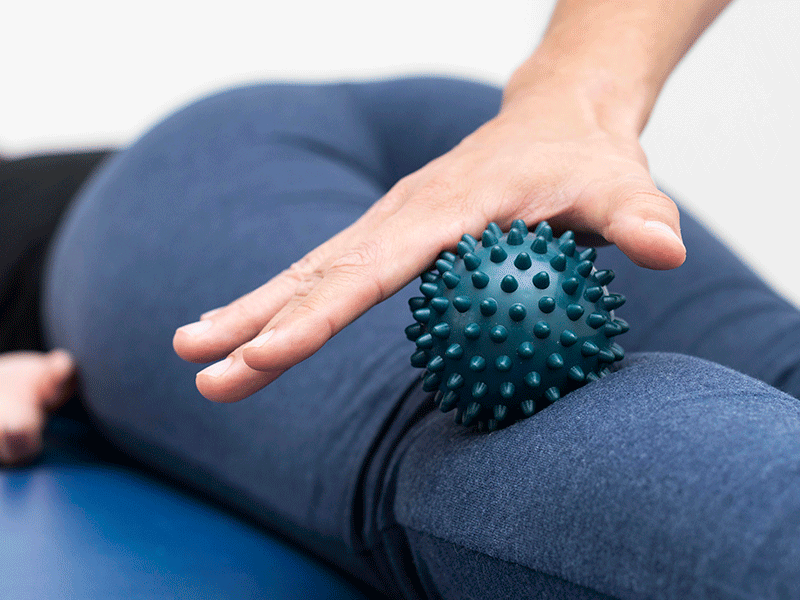 Masaje con pelota de pinchos azul para Tratamiento de Rotura de fibras en muslo posterior en centro de fisioterapia en almeria