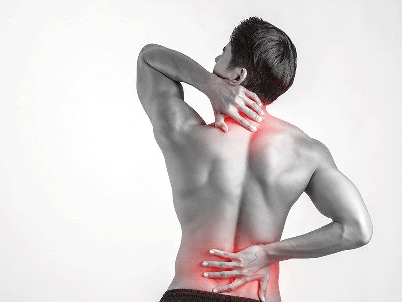 hombre de espaldas en blanco y negro con posturología en Fisioterapia Almeria | Fernando Arco