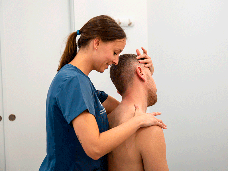 fisioterapeuta de Fernando Arco Fisioterapia Almería realizando tratamiento de cervicalgia a paciente