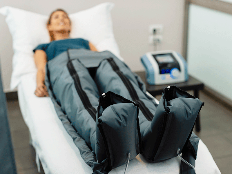 mujer-tumbada-en-camilla-en-tratamiento-de-presoterapia-en-clinica-fernando-arco-fisioterapia-almeria