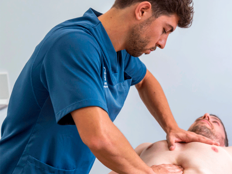 Fernando Arco realizando masaje de Tratamiento de Acidez Estomacal en Fernando Arco Centro de Fisioterapia en Almería