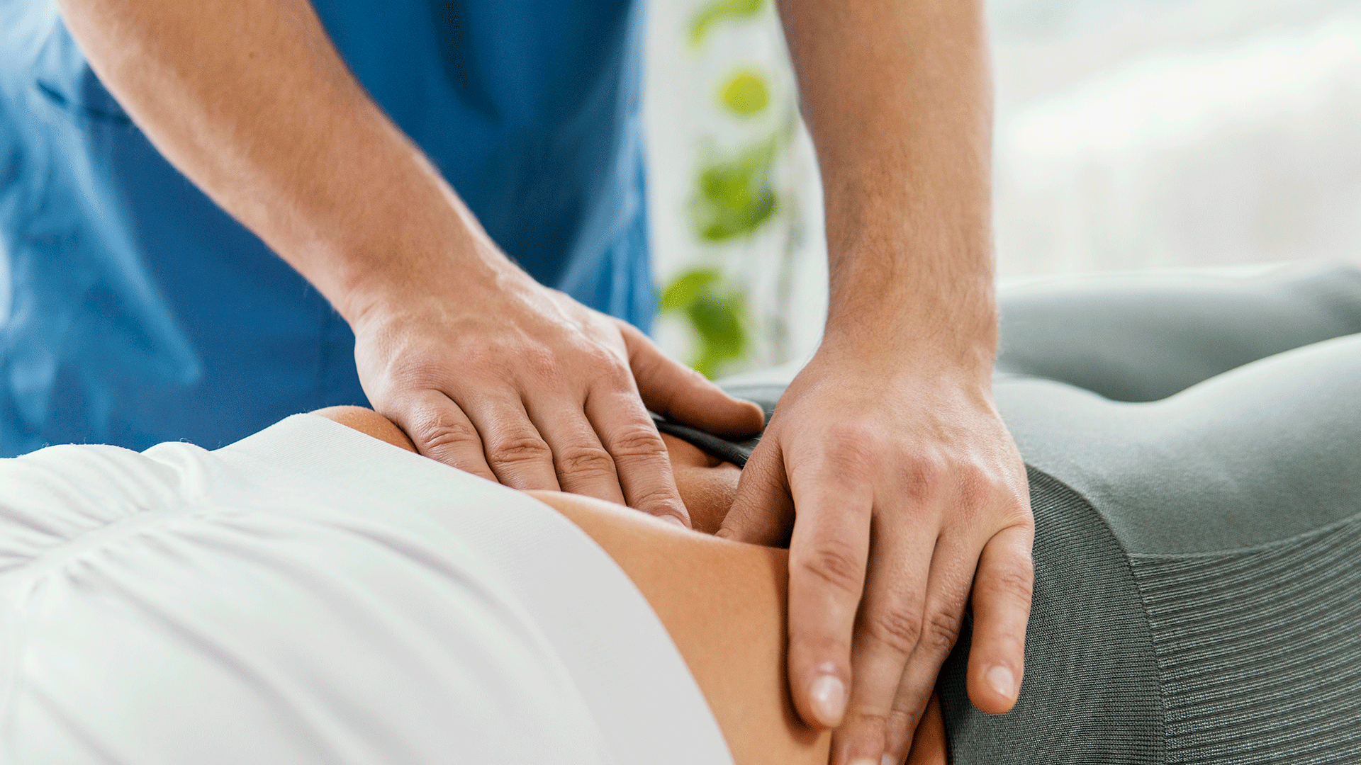 fisio Fernando Arco realizando masaje de Distensión Abdominal en Clínica de fisioterapia Fernando Arco Centro de Fisioterapia