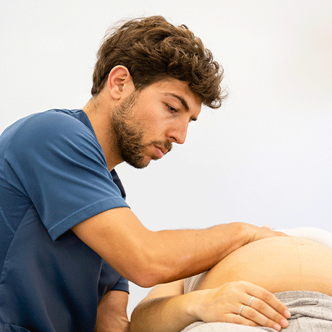Fernando Arco tratando Distensión Abdominal en Clínica de fisioterapia