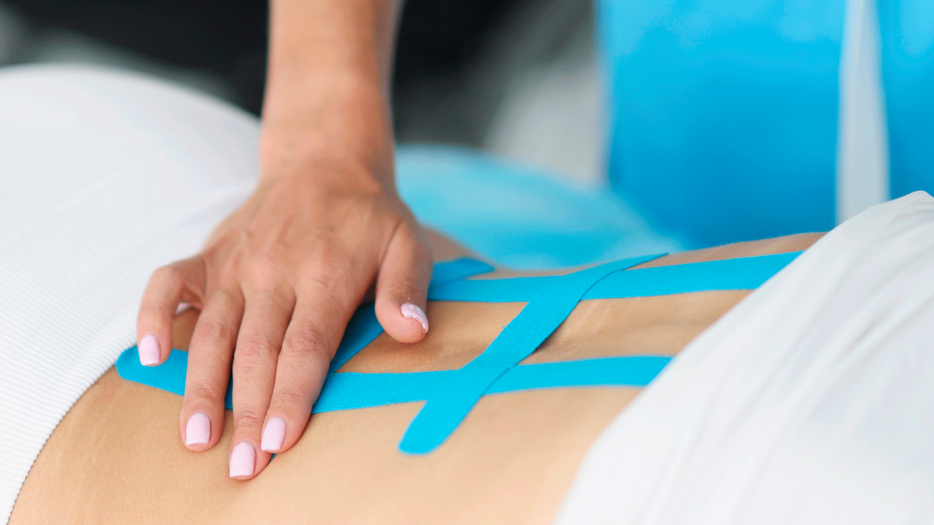 mano sobre vendaje en zona lumbar para tratamiento de dolor de espalda en Fernando Arco Centro de Fisioterapia