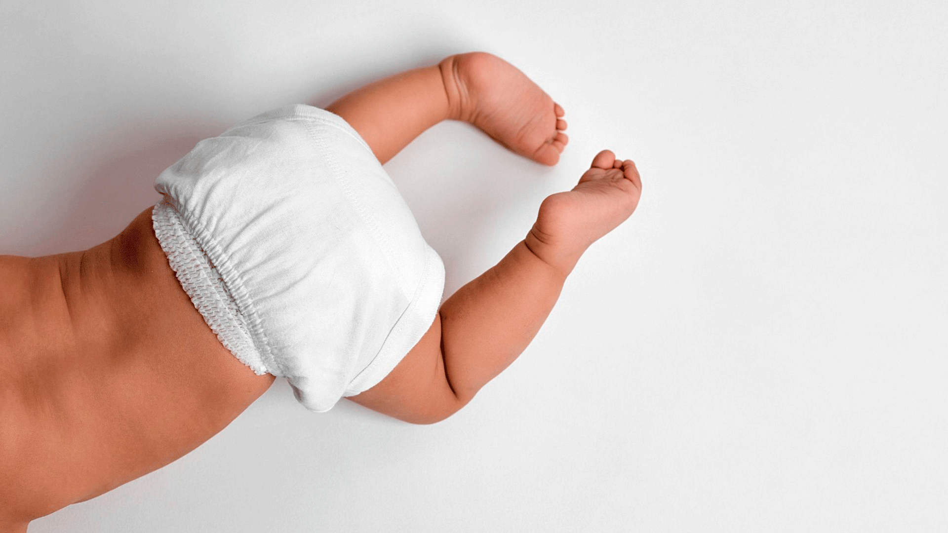 gateo de bebe con fondo blanco en Fernando Arco Centro de fisioterapia en Almería
