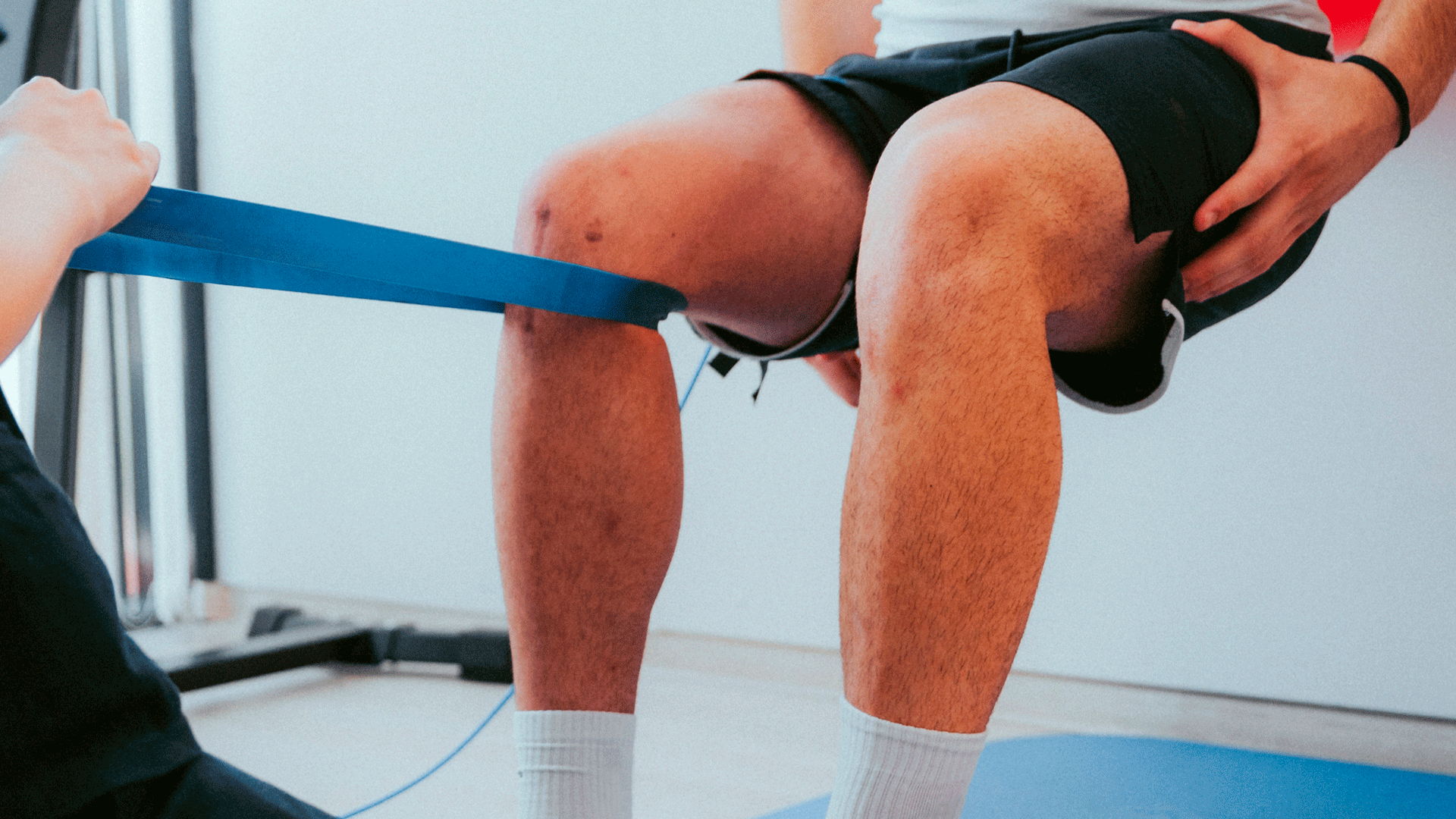 Ejercicio con cuerda de rodilla sobre Cómo Detectar una Rotura del Ligamento Cruzado Anterior con Fernando Arco Centro de Fisioterapia en Almería