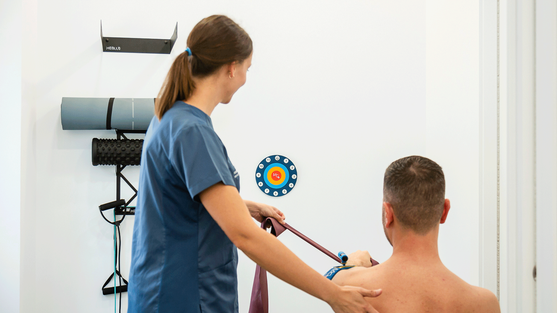 Fisio en Almería tocando el hombro de un paciente en Fernando Arco Centro de Fisioterapia en Almería