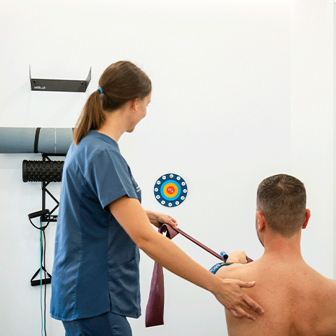 Fisio en Almería tocando el hombro de un paciente en Fernando Arco Centro de Fisioterapia en Almería