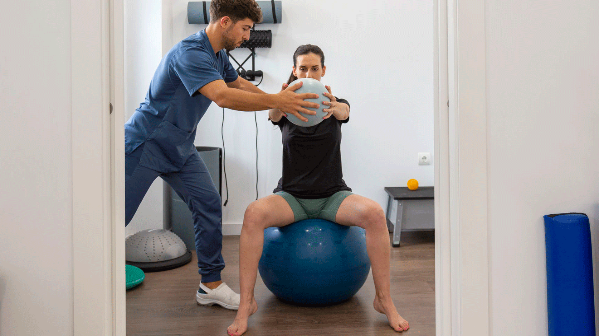 mujer sentada en pelota realizando ejercicio con Fernando Arco fisioterapeuta