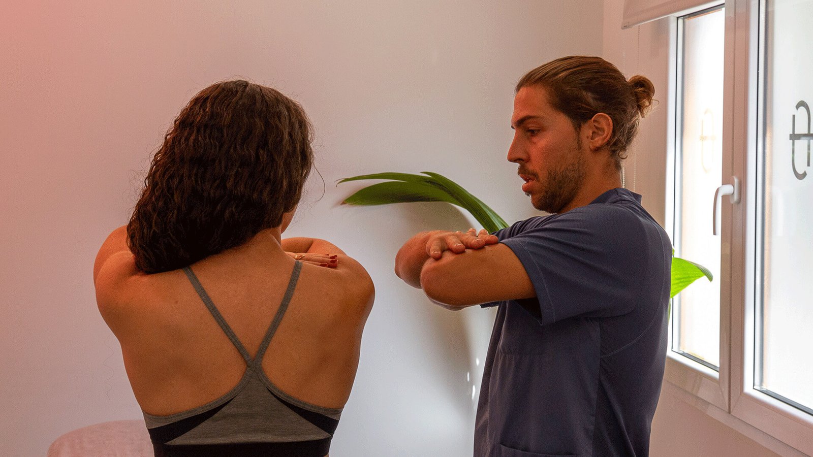 Cómo Saber Interpretar Tu Cuerpo Según la PNI y la Osteopatía (3) Fernando Arco realizando ejercicio de fisioterapia con paciente