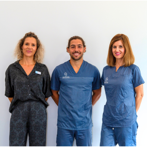 Equipo de FisioterapeutAS EN Fernando Arco Centro de Fisioterapia en Almería con uniforme azul y azul marino con fondo oscuro Equipo de FisioterapeutAS EN Fernando Arco Centro de Fisioterapia en Almería con uniforme azul y azul marino con fondo oscuro