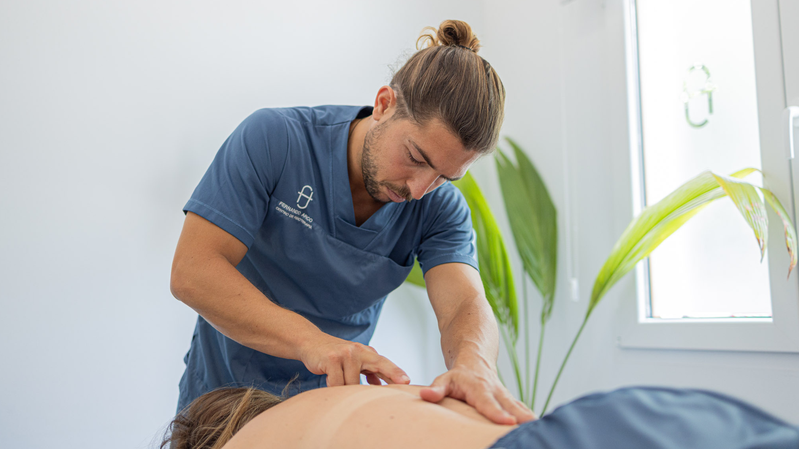 Tratamiento osteopático manual realizado por fisioterapeuta en Fernando Arco Centro de Fisioterapia en Almería Fisioterapeuta realizando tratamiento de fisioterapia almeria en clínica Fernando Arco Centro de Fisioterapia a Paciente tumbado en camilla