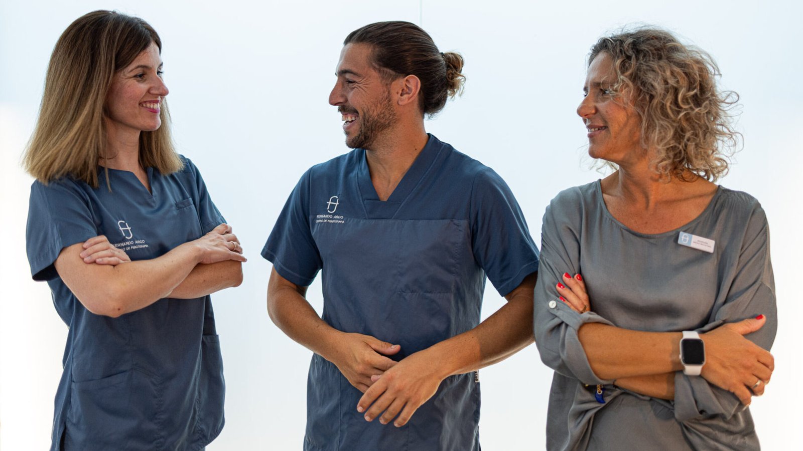 Fisioterapeutas de Fernando Arco Centro de Fisioterapia en Almería mostrando cercanía y profesionalidad Fisioterapeutas de Fernando Arco Centro de Fisioterapia en Almería mostrando cercanía y profesionalidad