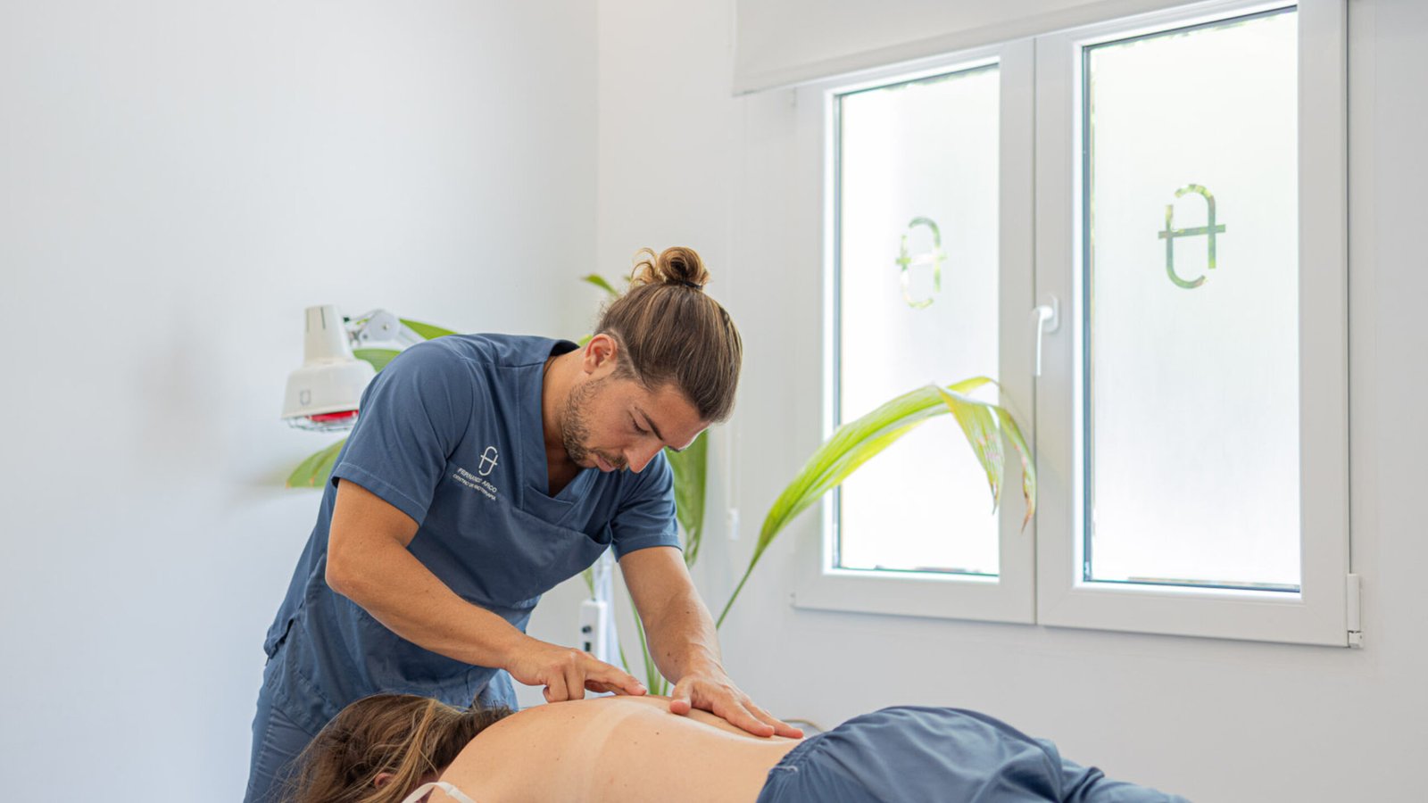 Sesión de Terapia Miofascial en Fernando Arco Centro de Fisioterapia Almería (2) Fisioterapeuta realizando terapia miofascial en paciente en Fernando Arco Centro de Fisioterapia en Almería