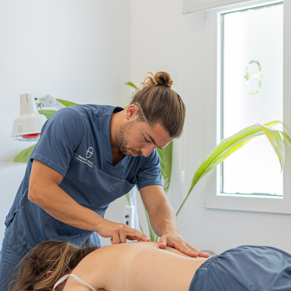 Sesión de Terapia Miofascial en Fernando Arco Centro de Fisioterapia Almería (2) Fisioterapeuta realizando terapia miofascial en paciente en Fernando Arco Centro de Fisioterapia en Almería