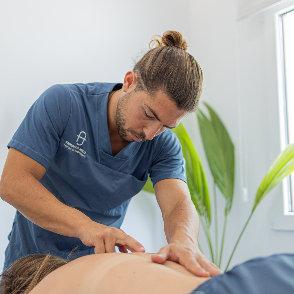 Tratamiento osteopático manual realizado por fisioterapeuta en Fernando Arco Centro de Fisioterapia en Almería