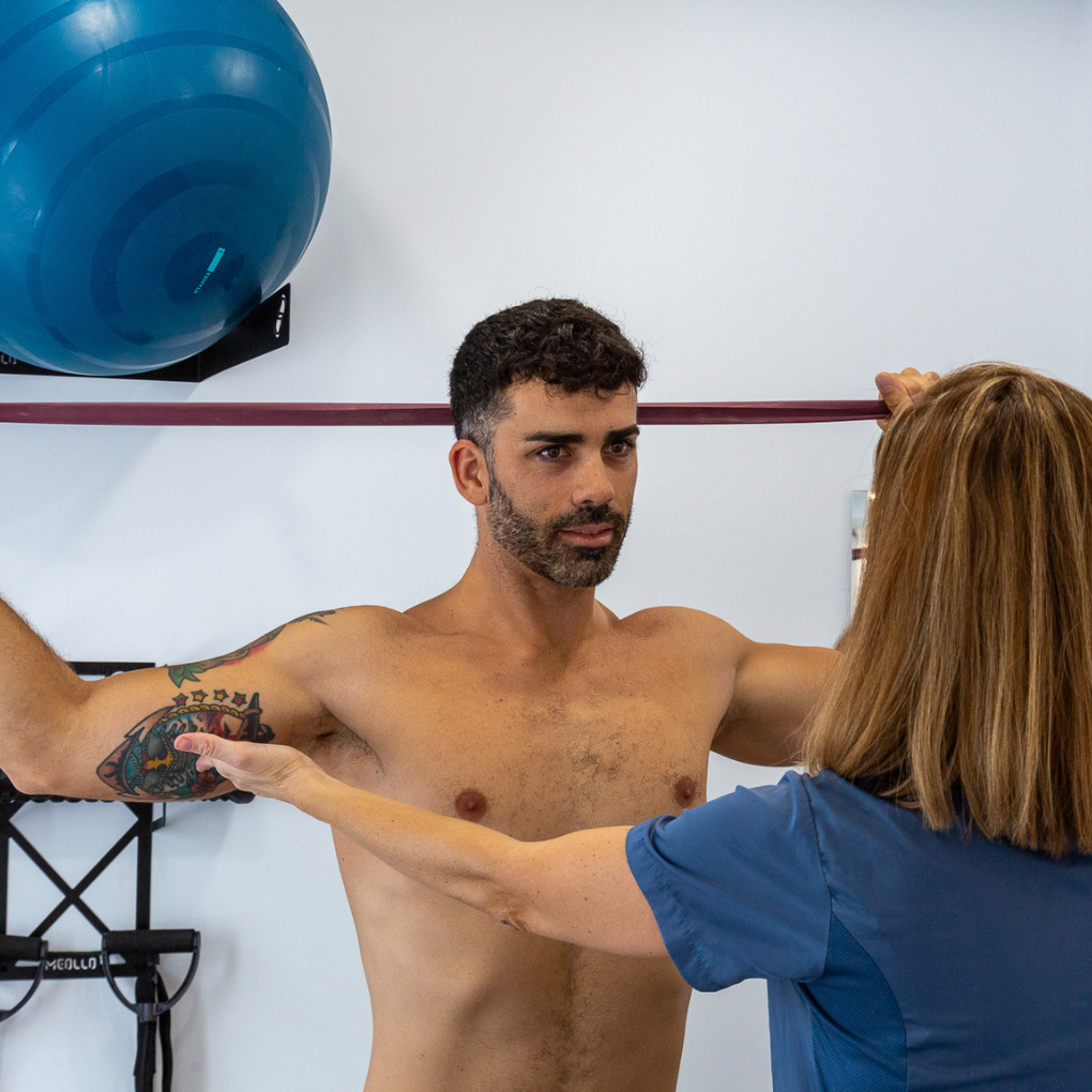 Ejercicio terapéutico con banda elástica en sesión de fisioterapia en Almería (2) Ejercicio terapéutico con banda elástica en sesión de fisioterapia en Almería