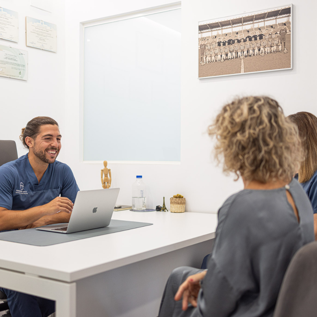 Fernando Arco atendiendo a dos pacientes durante una consulta en su clínica de fisioterapia en Almería Fernando Arco atendiendo a dos pacientes durante una consulta en su clínica de fisioterapia en Almería