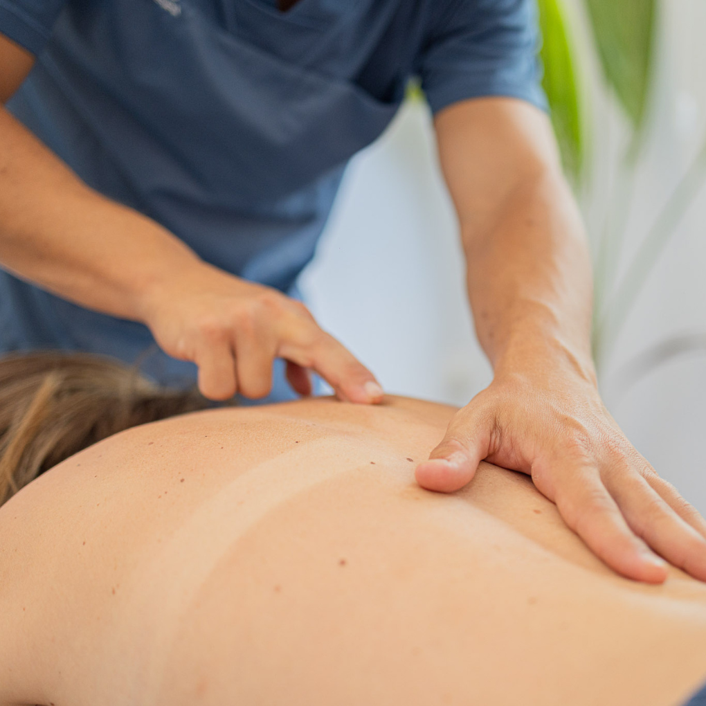 Terapia Manual en Fernando Arco Centro de Fisioterapia en Almería Manos del fisioterapeuta realizando terapia manual sobre la espalda de un paciente en Fernando Arco Centro de Fisioterapia en Almería