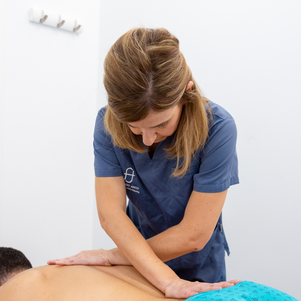 Terapia Miofascial en Almería Fisioterapeuta aplicando técnica manual sobre la espalda de un paciente en el Centro de Fisioterapia Fernando Arco en Almería