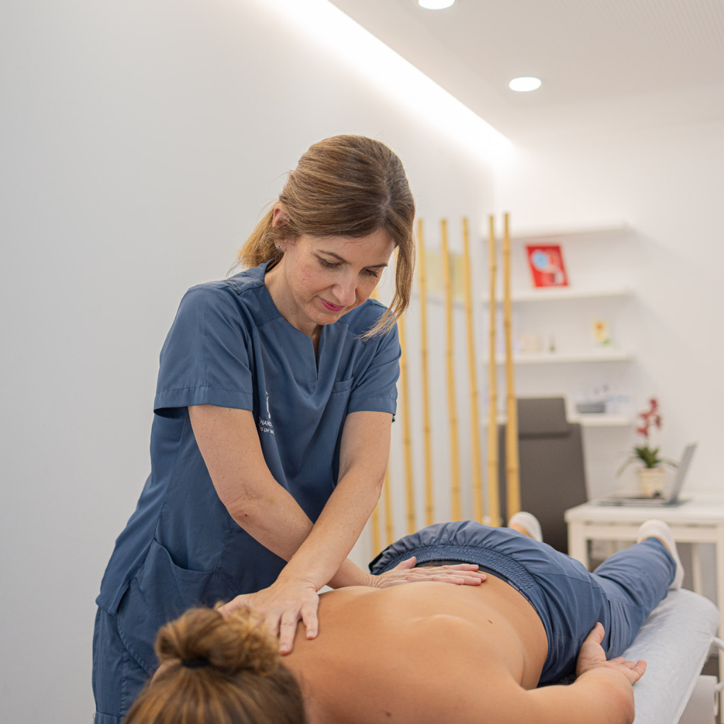 Terapia Miofascial en Fernando Arco Centro de Fisioterapia en Almería Especialista realizando terapia miofascial en paciente en clínica Fernando Arco Almería