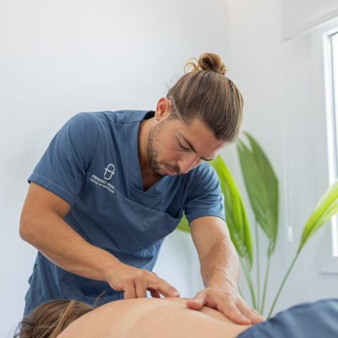 Tratamiento osteopático manual realizado por fisioterapeuta en Fernando Arco Centro de Fisioterapia en Almería Tratamiento osteopático manual realizado por fisioterapeuta en Fernando Arco Centro de Fisioterapia en Almería