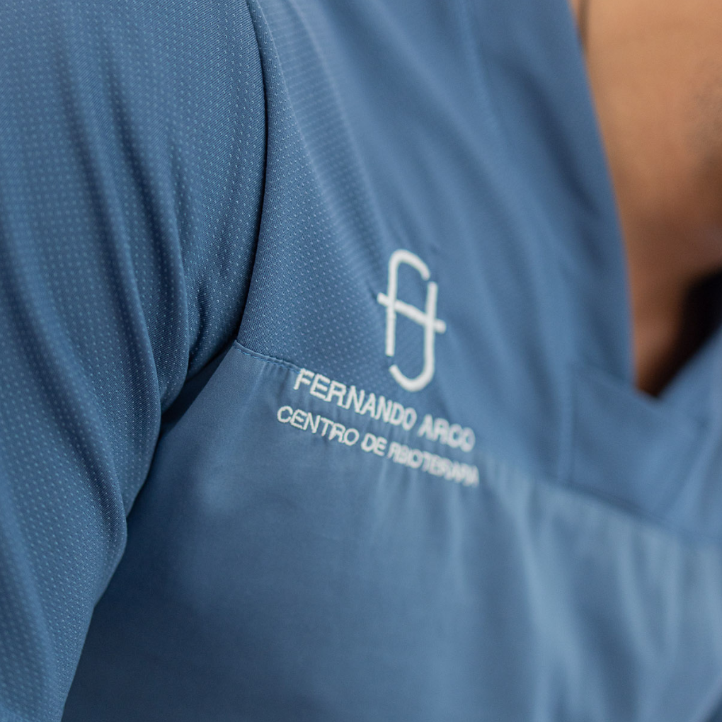 Uniforme de Fernando Arco Centro de Fisioterapia en Almería Detalle del uniforme con logo de Fernando Arco Centro de Fisioterapia, clínica en Almería