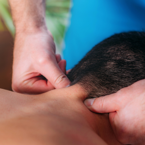 osteopatia-artrosis-cervical-clinica-almeria Paciente recibiendo tratamiento terapéuticos para tratar artrosis cervical en Fernando Arco Centro de Fisioterapia en Almería