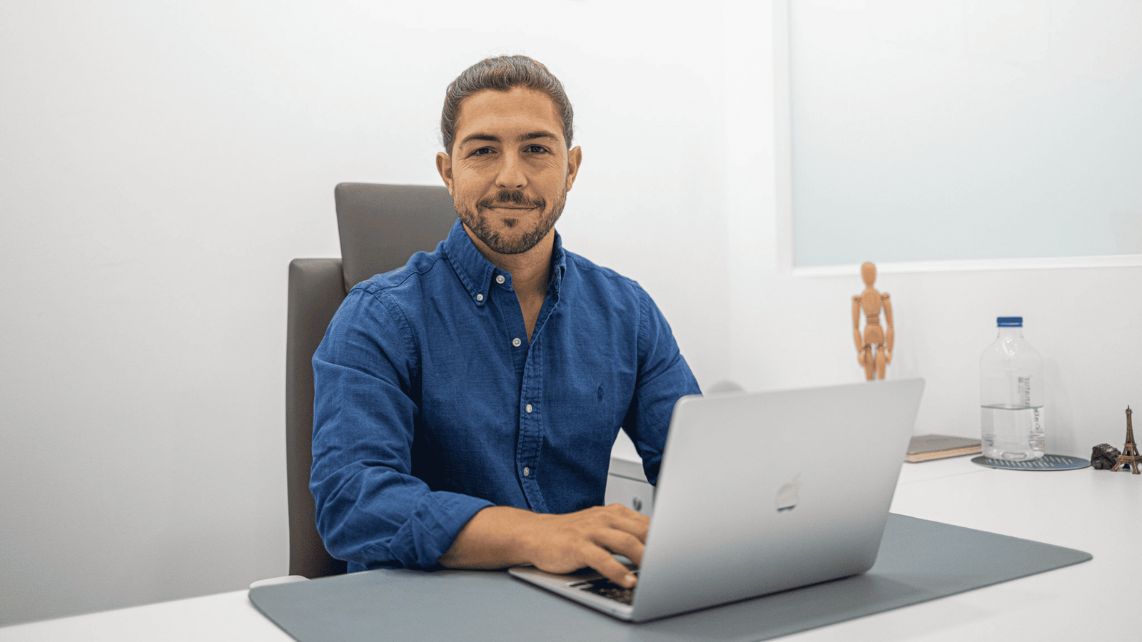 Fernando Arco en su consulta online de PNI en Almería, experto en epigenética para transformar tu salud y bienestar de forma integral.