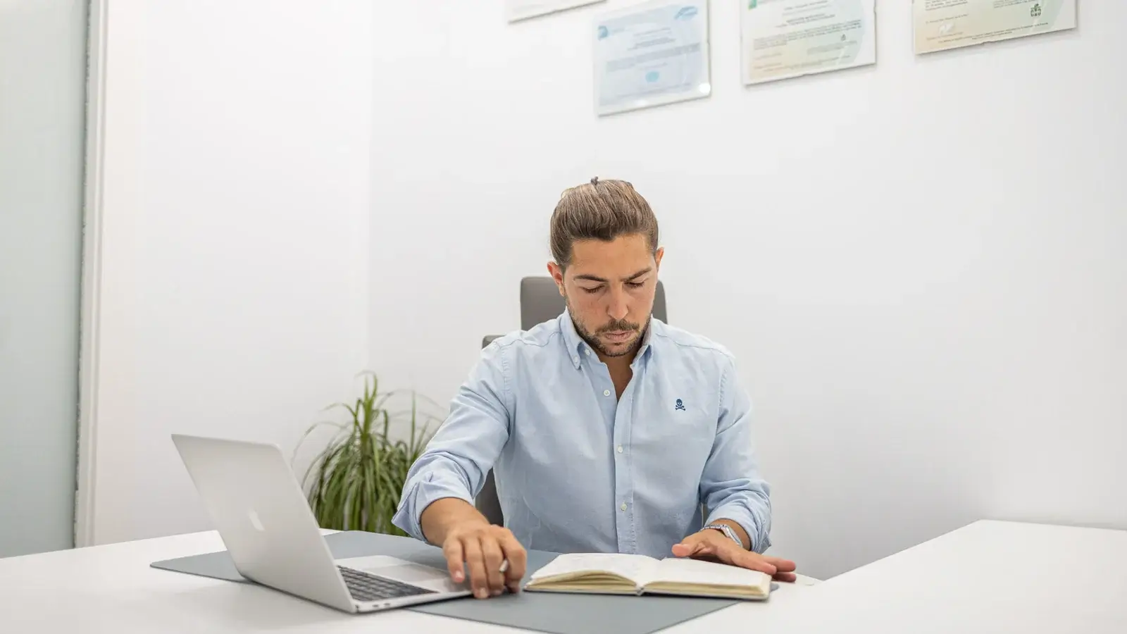 Fernando Arco, fisioterapeuta especialista en Psiconeuroinmunología, revisando un caso de éxito en su consulta de Fisioterapia en Almería