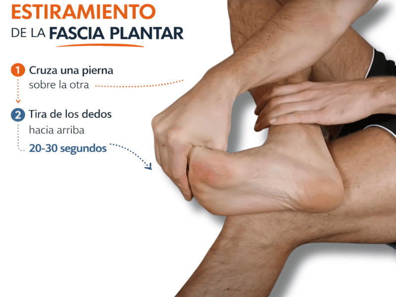 Estiramiento de la fascia plantar tirando suavemente de los dedos del pie hacia arriba para aliviar tensión en la planta del pie