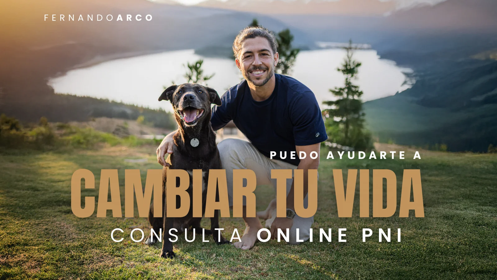 Fernando Arco con su perro agachado en un valle verde con un lago de fondo y texto encima de la foto