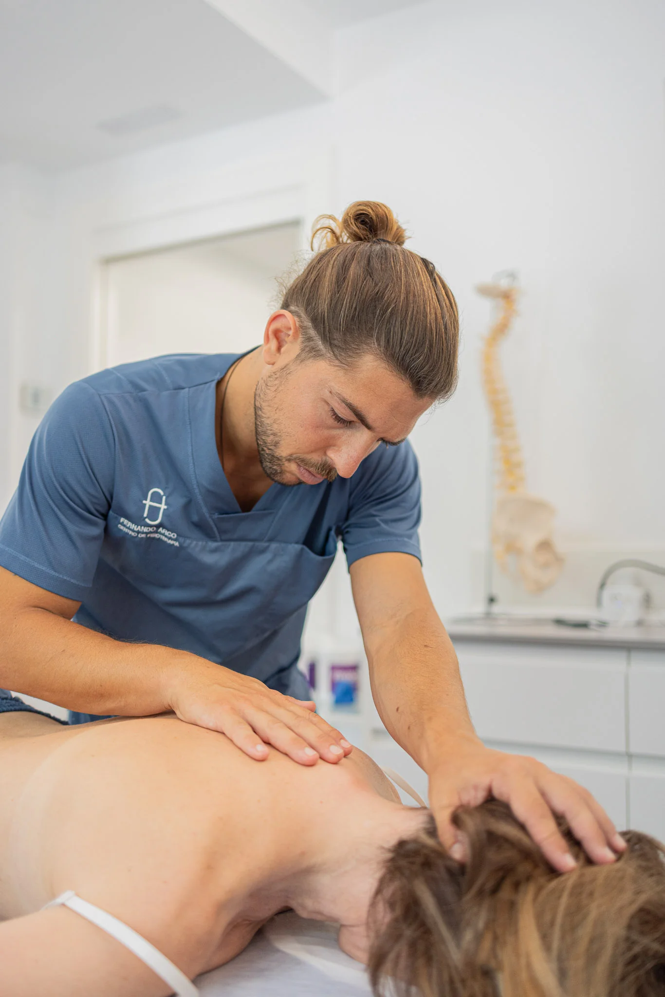 Fernando Arco realizando una sesión de fisioterapia con una paciente